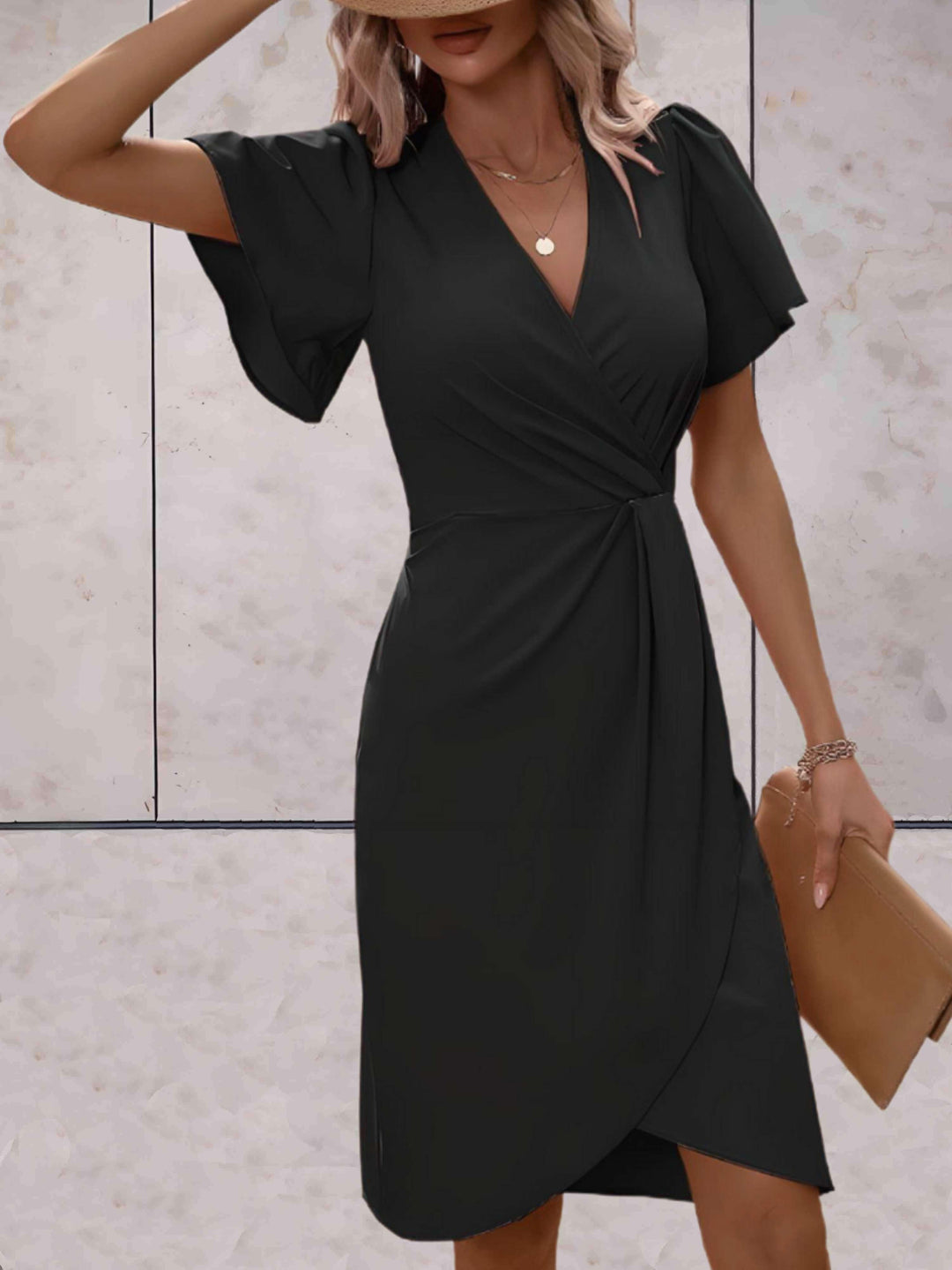 Abito da donna slim fit elegante con maniche fluide, perfetto per look ufficio o occasioni speciali.