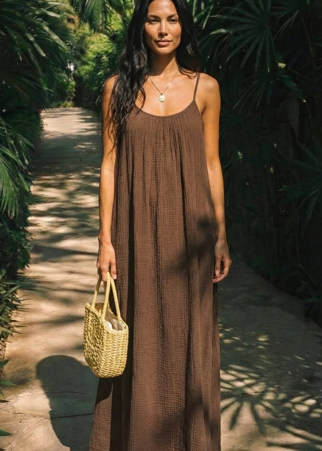 Abito donna slip dress elegante, scollo dritto, taglio aderente, per eventi di moda raffinati.