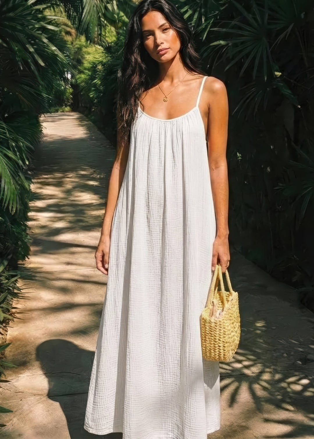 Abito slip minimalista ed elegante con schiena scoperta, un capo di moda femminile versatile.