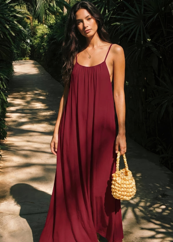 Dettaglio spalline sottili e scollatura profonda su abito slip da sera elegante e femminile.