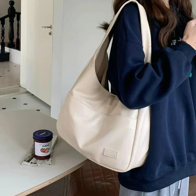 Borsa hobo donna minimal, pratica e comoda. Accessorio versatile per la moda casual quotidiana.