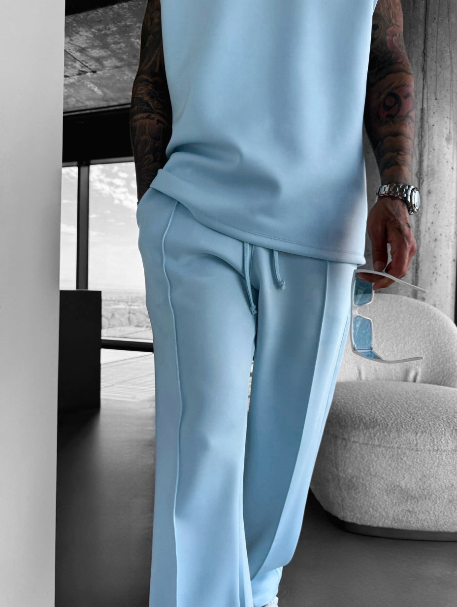 Completo due pezzi uomo, top sleeveless e pantaloni su misura, per un look di tendenza e rilassato.