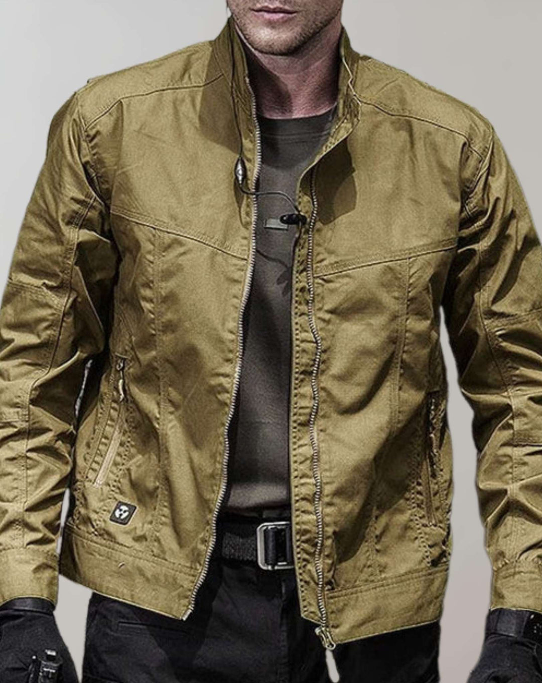 Giacca versatile uomo per mezza stagione, leggera e slim fit. Ideale per abbigliamento casual.