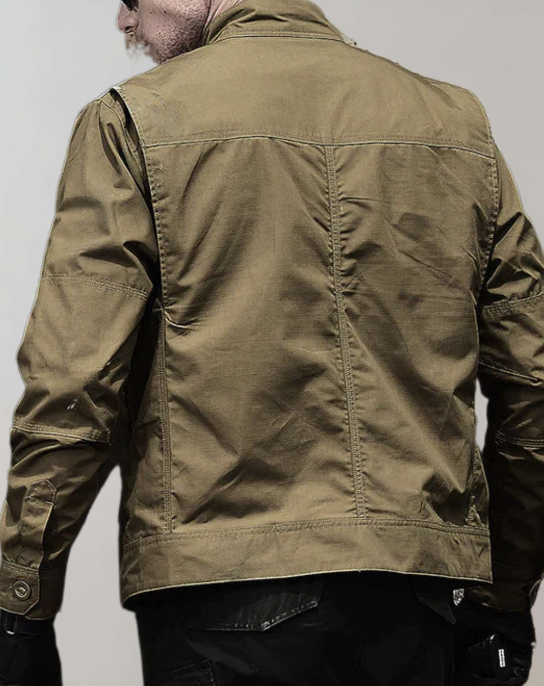 Giacca verde militare uomo, leggera e impermeabile. Perfetta per la mezza stagione, offre stile e comfort.