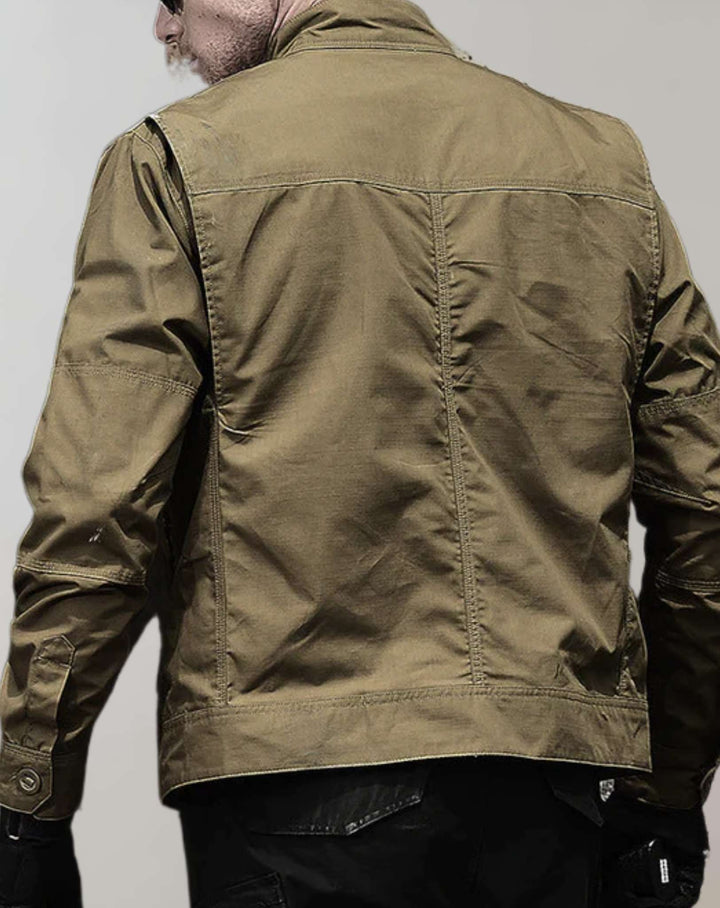 Giacca verde militare uomo, leggera e impermeabile. Perfetta per la mezza stagione, offre stile e comfort.