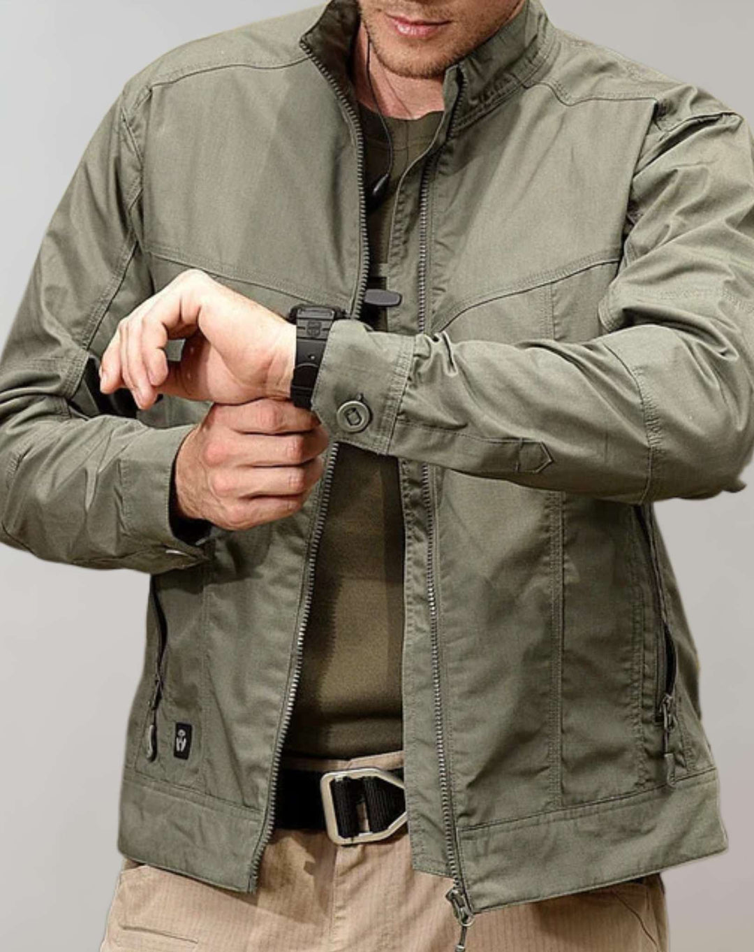 Giacca uomo leggera verde militare, ideale per la mezza stagione. Versatile e casual.
