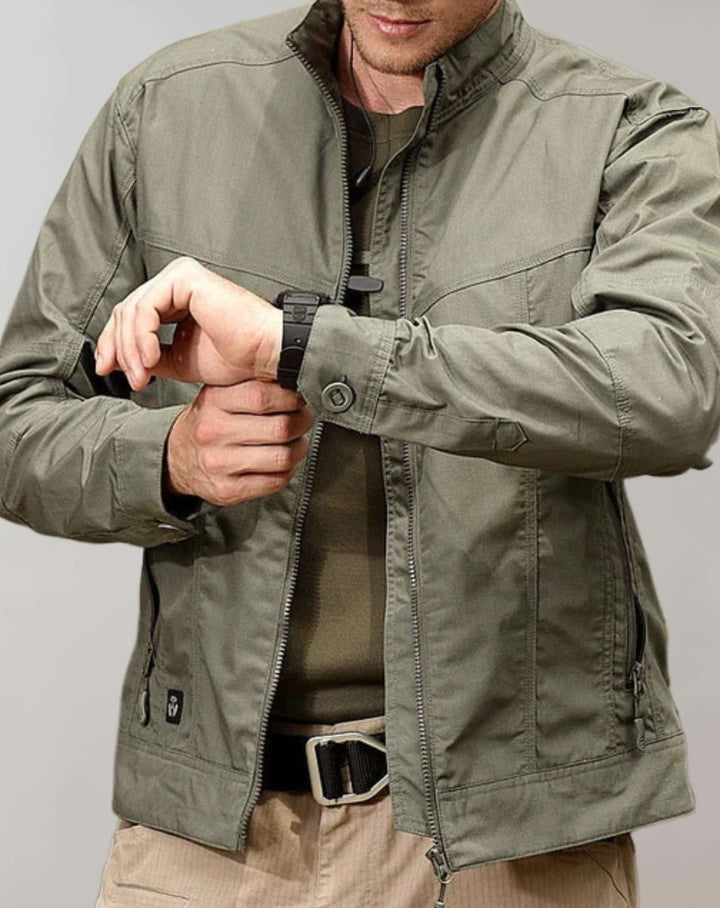 Giacca uomo leggera verde militare, ideale per la mezza stagione. Versatile e casual.