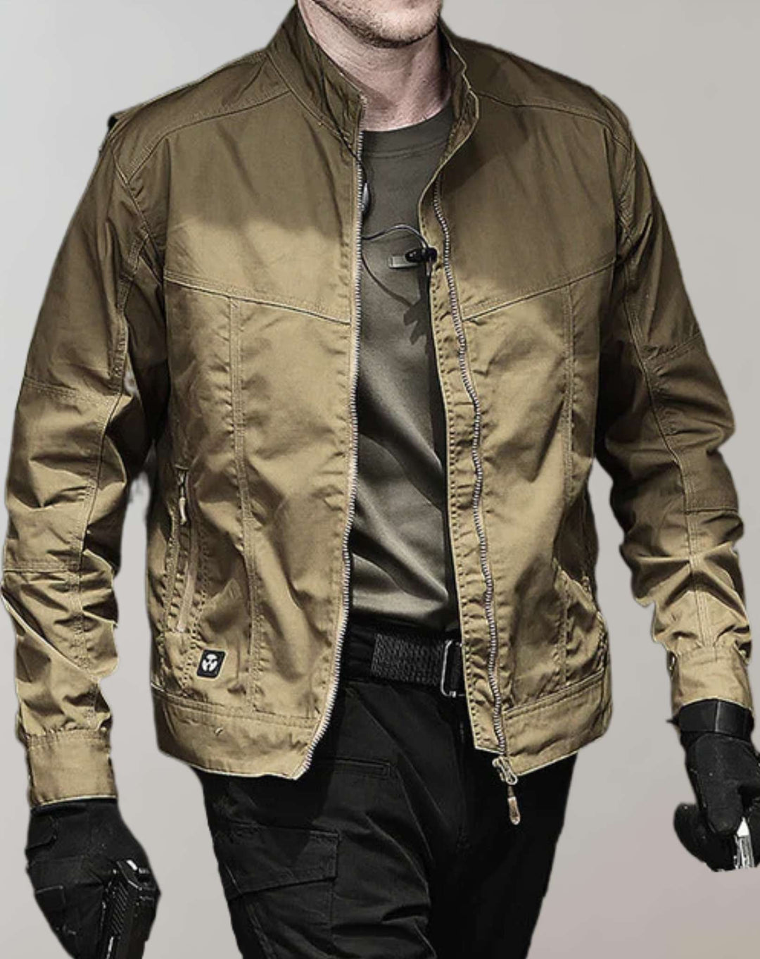Giacca uomo impermeabile slim fit, perfetta per mezza stagione. Leggera e con stile casual.