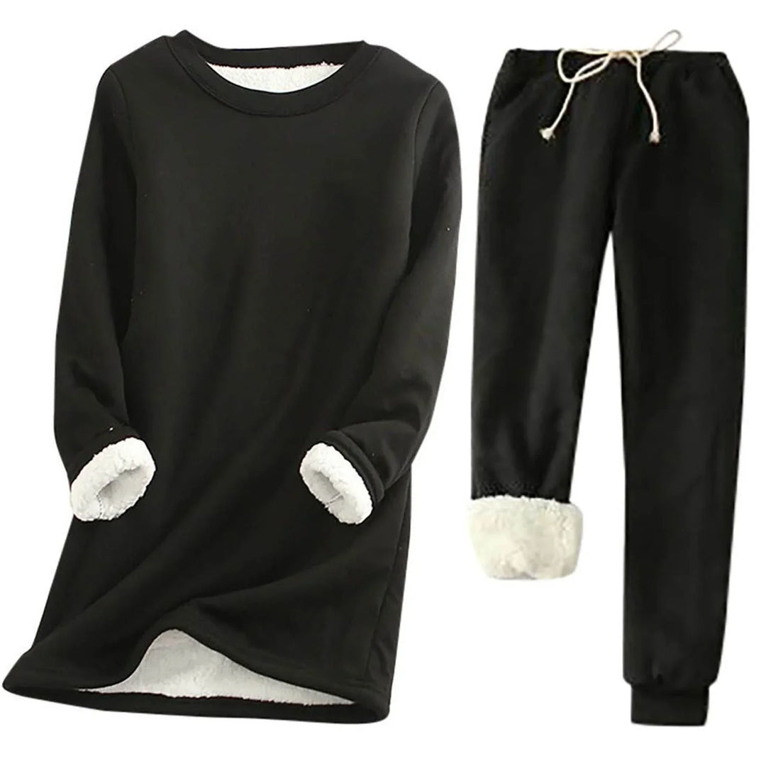 Donna indossa completo termico casual per l'inverno, comodo e avvolgente, ideale come loungewear.