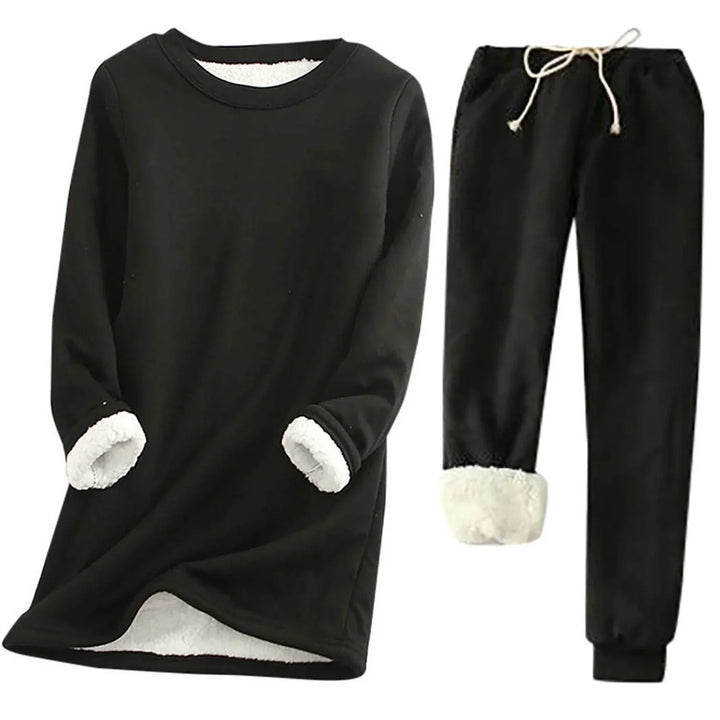 Donna indossa completo termico casual per l'inverno, comodo e avvolgente, ideale come loungewear.