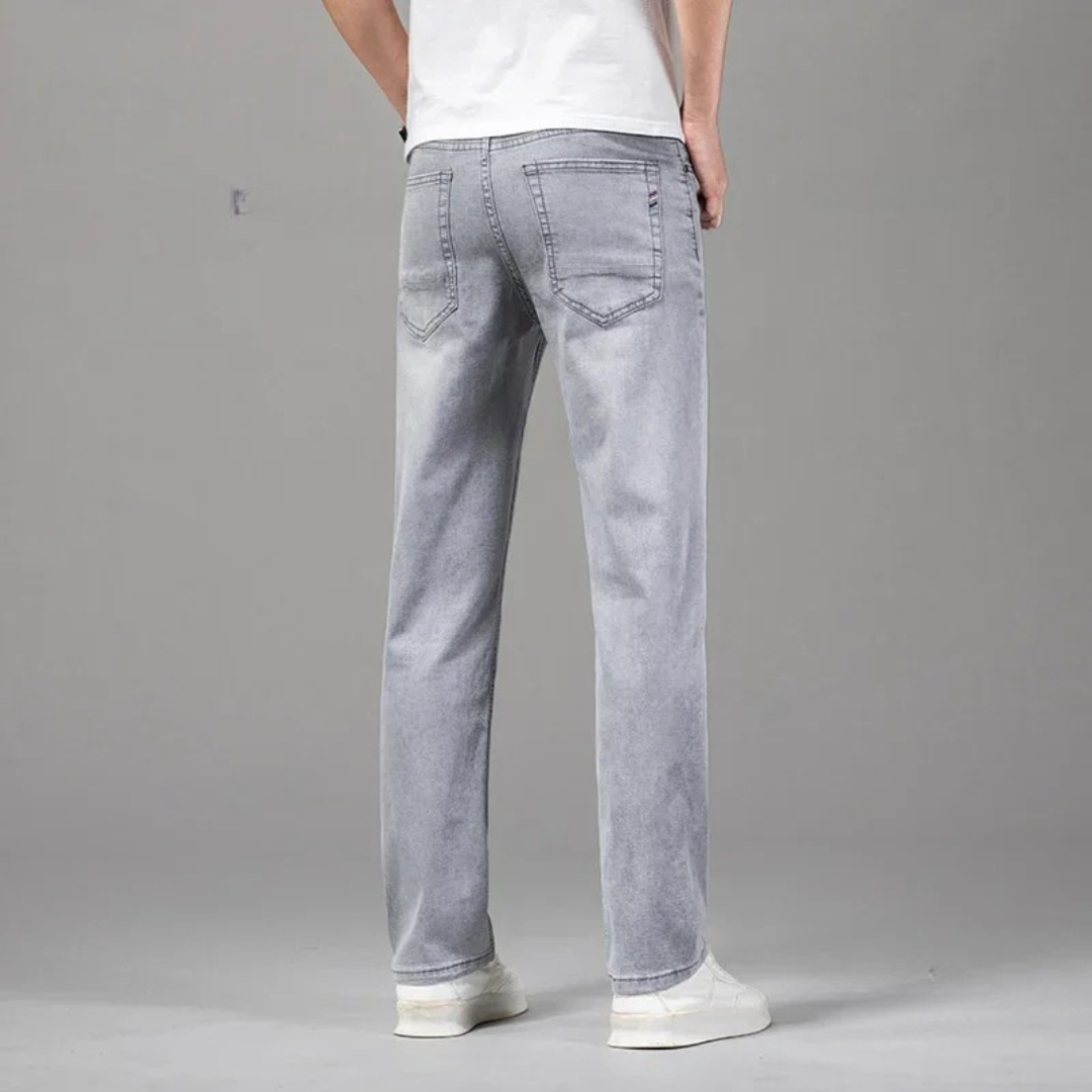 Pantaloni uomo aderenti grigi, perfetti per outfit casual o eleganti. Moda uomo resistente e comoda.