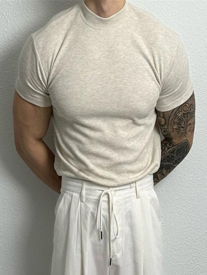 T-shirt sportiva uomo, manica corta, slim fit. Asciugatura rapida e collo alto per comfort in allenamento.