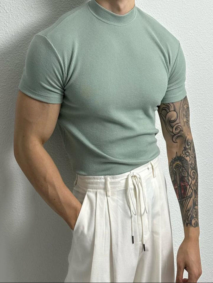 T-shirt sportiva uomo slim fit, traspirante, assorbimento sudore. Perfetta per allenamento, collo mezzo alto.