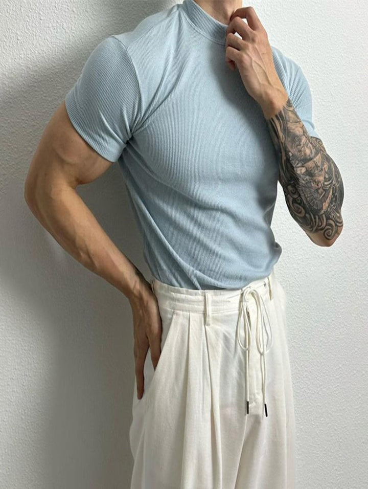 Maglietta uomo slim fit traspirante, collo mezzo alto. Manica corta, ideale per sport estivi e casual.