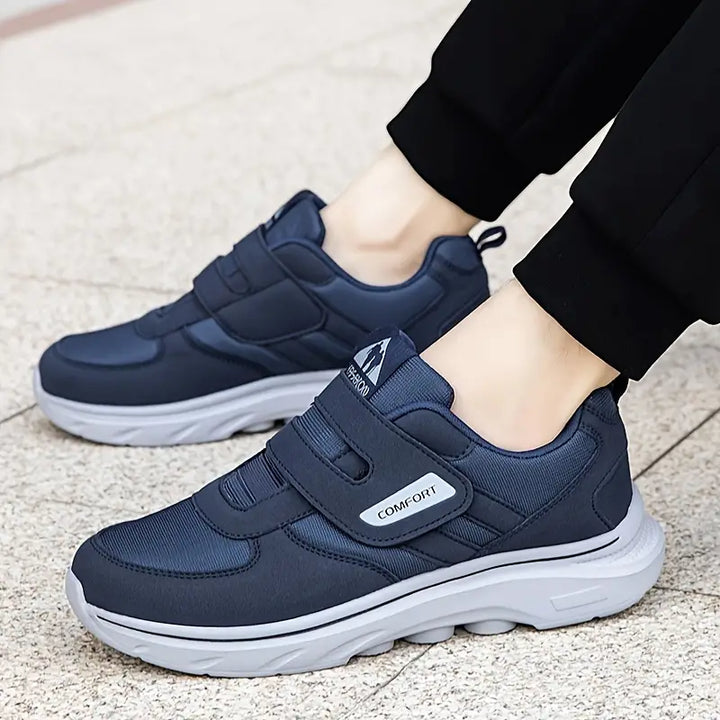 Sneakers ortopediche blu da uomo con velcro, leggere e comode per il massimo supporto e benessere del piede.