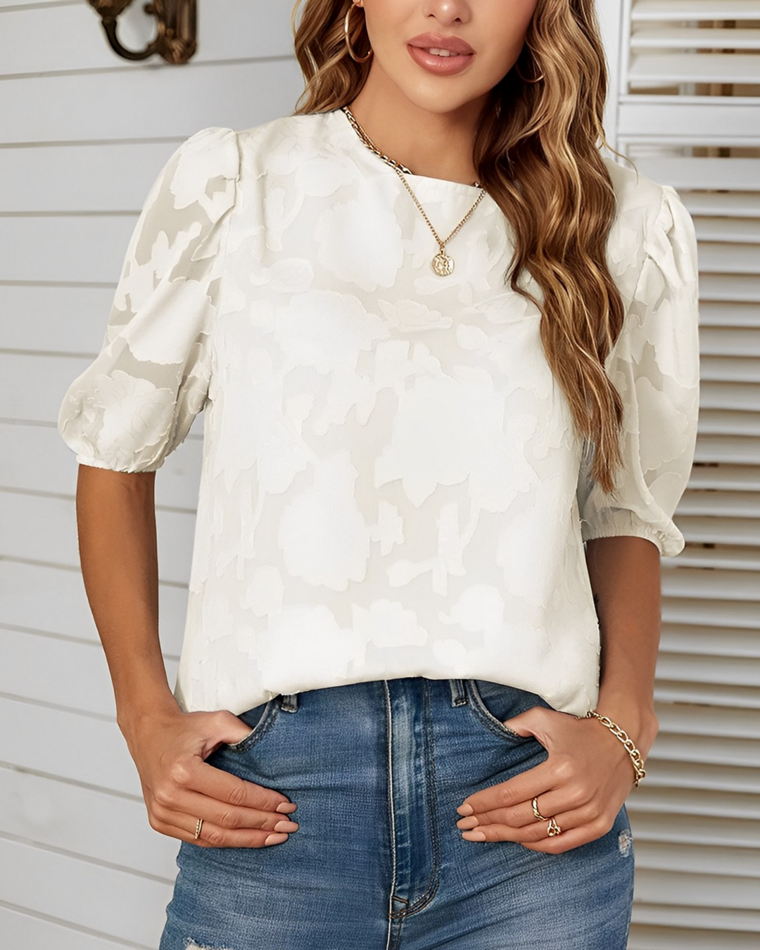 Blusa raffinata con maniche a sbuffo, top casual chic per la donna moderna in estate.