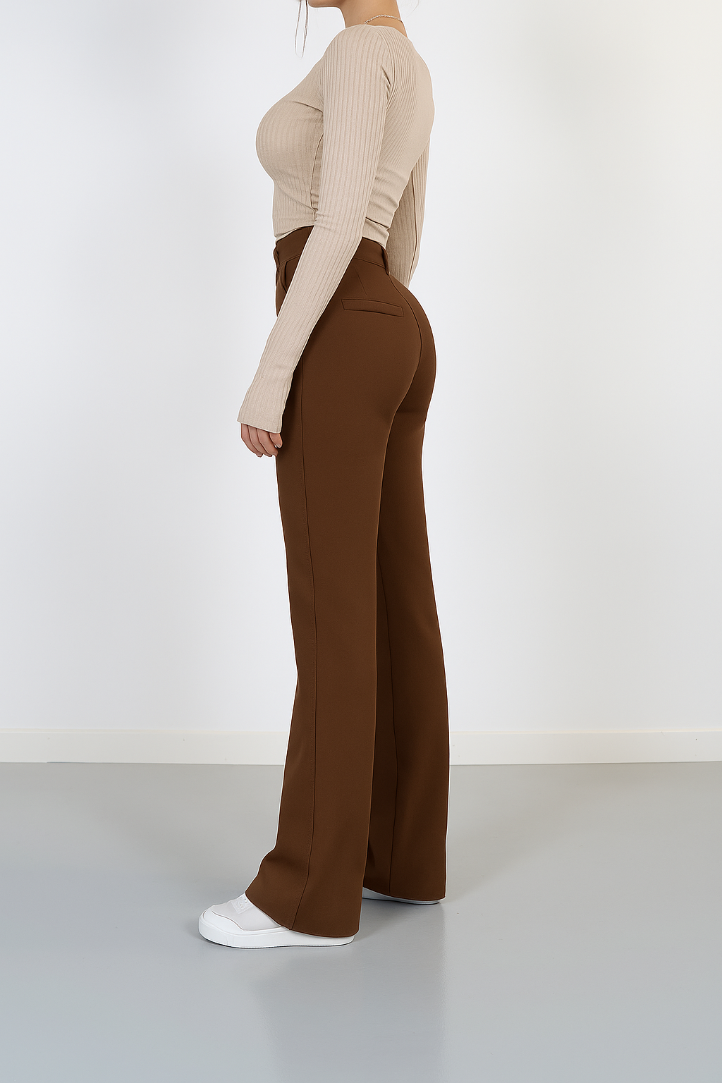 Pantaloni donna vita alta taglio dritto che slancia la figura, ideali per uno stile elegante e moderno.
