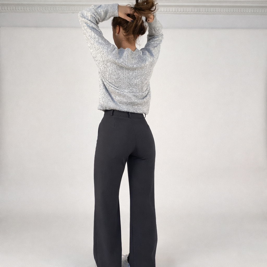 Pantaloni donna comodi ed eleganti a vita alta, con taglio dritto, ideali per la moda di stagione.