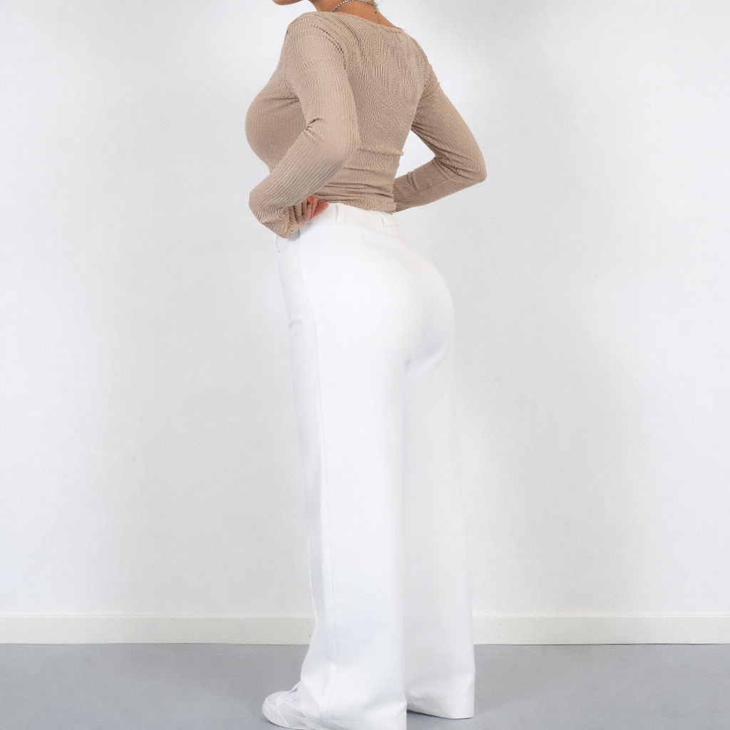 Pantaloni donna eleganti vita alta taglio dritto, ideali per outfit da ufficio o look casual chic.
