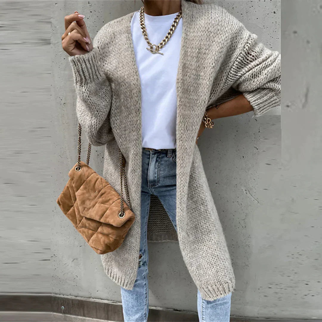 Cardigan lungo oversize da donna, elegante e comodo per outfit invernali.