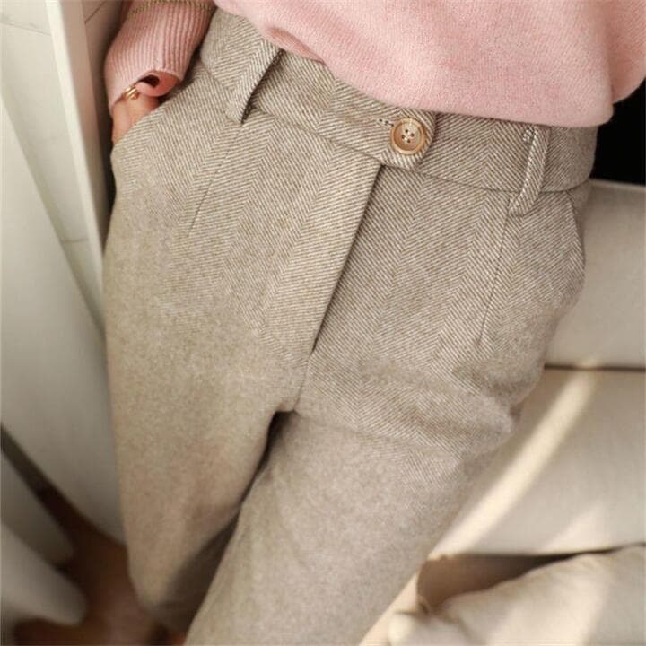 Pantaloni eleganti slim fit, abbinabili a camicia o giacca per un look uomo business o smart.