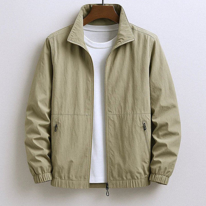 Giacca estiva uomo elegante, traspirante, con cerniera. Ideale per outfit casual chic primaverili.