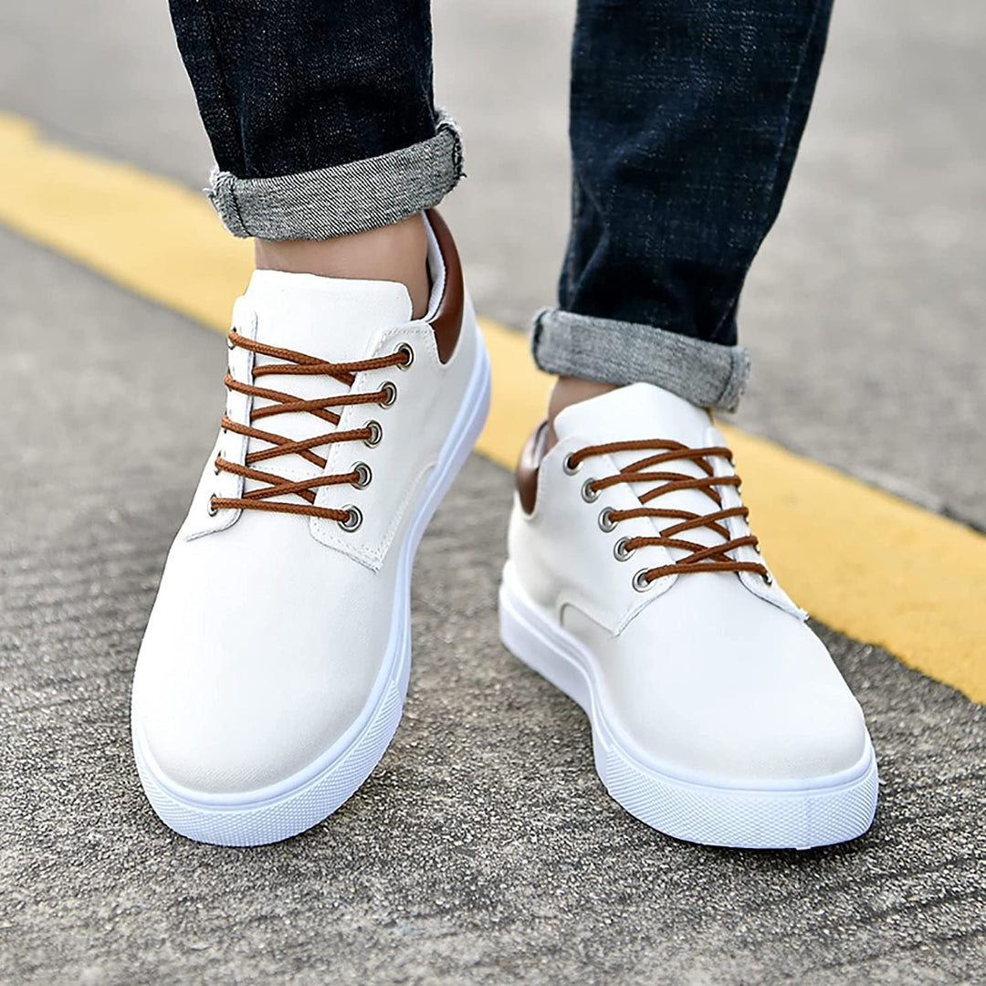 Sneakers uomo sportive ed eleganti, suola bianca e lacci, calzature uomo versatili e alla moda.