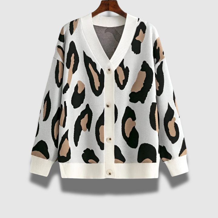 Donna indossa cardigan lungo oversize con scollo a V, maglieria casual. Ideale per moda primavera/autunno.