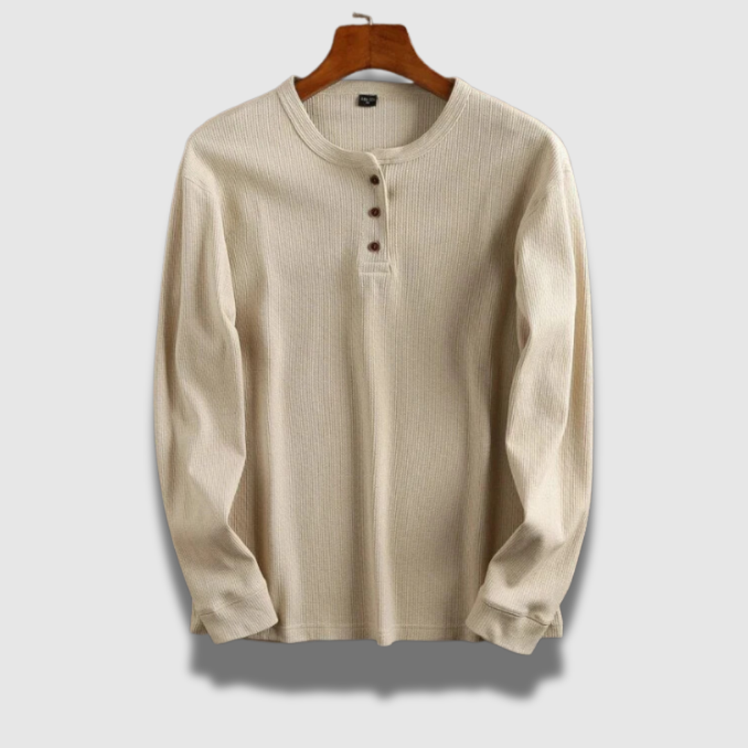 Uomo indossa camicia Henley casual, manica lunga, colore neutro, perfetta per outfit rilassati e traspiranti.