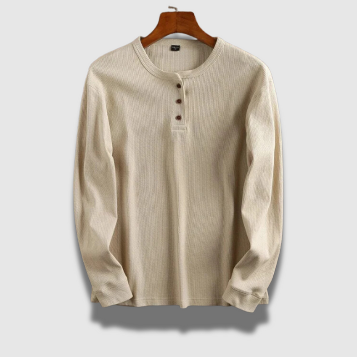 Uomo indossa camicia Henley casual, manica lunga, colore neutro, perfetta per outfit rilassati e traspiranti.
