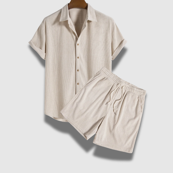 Completo uomo estivo in velluto leggero e traspirante. Set casual chic con camicia e pantaloncini per massimo comfort.