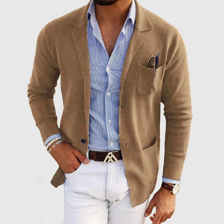 Cardigan classico uomo in maglieria, con bottoni e tasche, ideale per autunno e inverno.