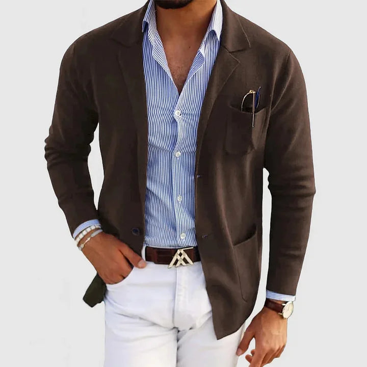 Cardigan uomo con bottoni e tasche per un look raffinato o rilassato, perfetto per autunno e inverno.