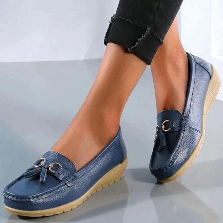 Scarpe donna slip-on in pelle, mocassini piatti con fiocco, ideali per comfort quotidiano e stile.