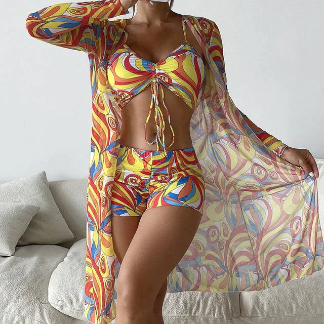 Costume da bagno donna estivo, set tre pezzi versatile per un look moda mare chic e confortevole in spiaggia.
