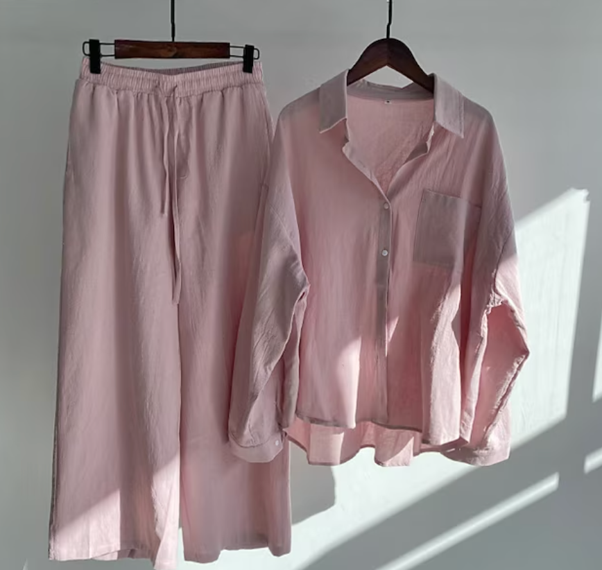 Set completo donna due pezzi: top e pantaloni eleganti, perfetto per un look sofisticato e confortevole.