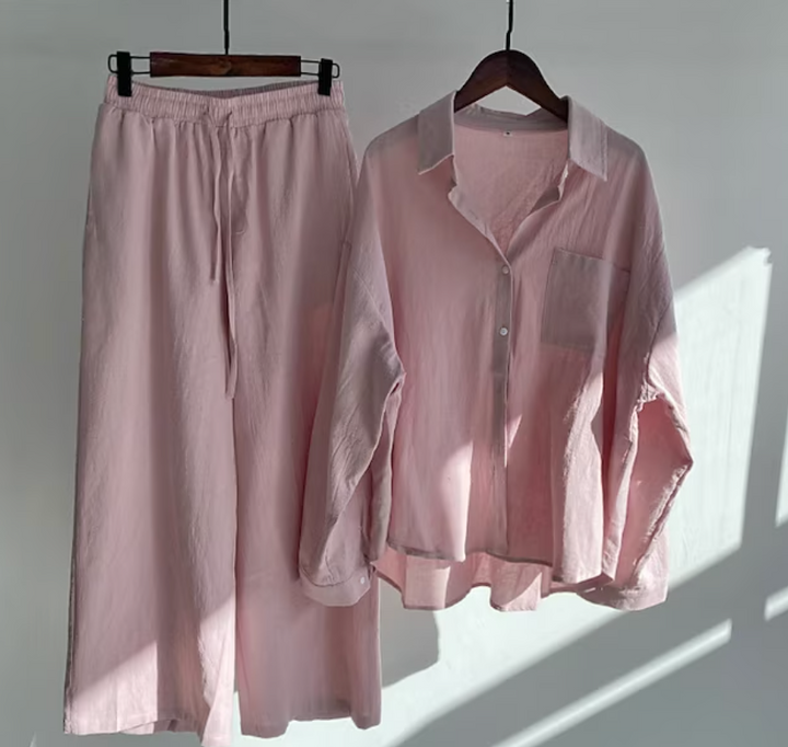 Set completo donna due pezzi: top e pantaloni eleganti, perfetto per un look sofisticato e confortevole.