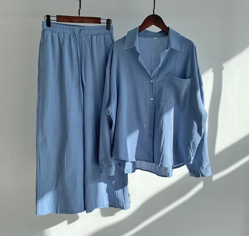 Outfit donna versatile: completo due pezzi con top e pantaloni a vita alta, stile moderno e sofisticato.