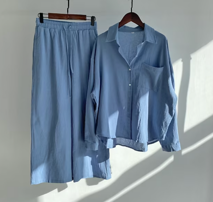 Outfit donna versatile: completo due pezzi con top e pantaloni a vita alta, stile moderno e sofisticato.