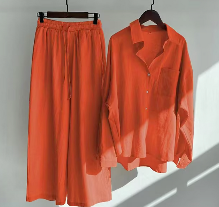 Completo donna elegante due pezzi, top raffinato e pantaloni, ideale per serate o eventi speciali.