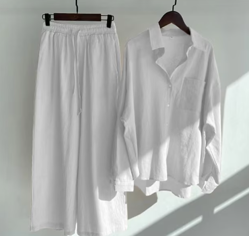 Completo donna due pezzi con top e pantaloni, un outfit trendy e versatile per la moda femminile attuale.