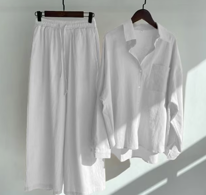 Completo donna due pezzi con top e pantaloni, un outfit trendy e versatile per la moda femminile attuale.