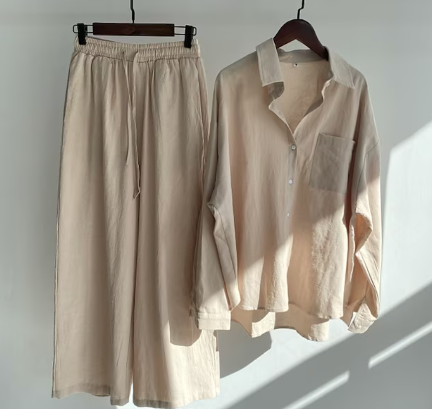 Set donna casual chic, completo due pezzi con top e pantaloni comodi, outfit moda donna di tendenza.