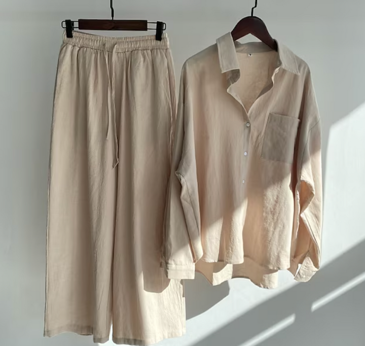 Set donna casual chic, completo due pezzi con top e pantaloni comodi, outfit moda donna di tendenza.