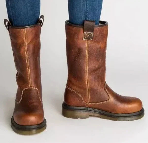 Stivali donna invernali in pelle, eleganti e caldi. Calzature comode perfette per la moda inverno.