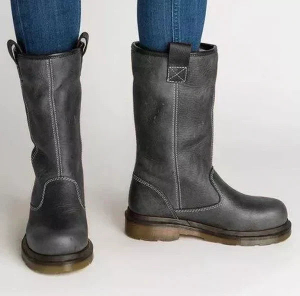 Stivali donna invernali grigi in pelle, caldi e alla moda. Scarpe eleganti perfette per affrontare l'inverno.