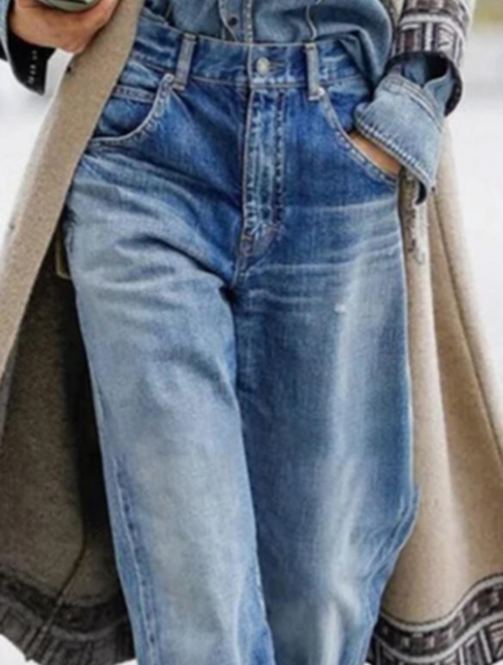 Pantaloni donna in denim, uniscono comfort e stile per outfit casual o eleganti. Perfetti per la moda donna.