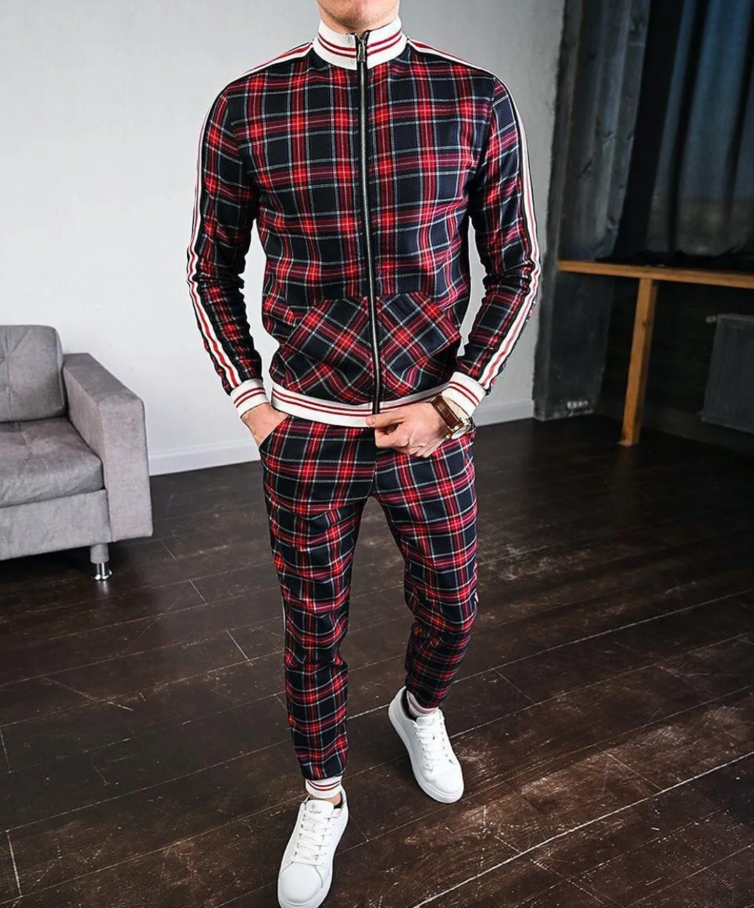 Completo uomo sportivo a quadri, abbigliamento casual maschile per autunno che unisce comfort e stile moderno.