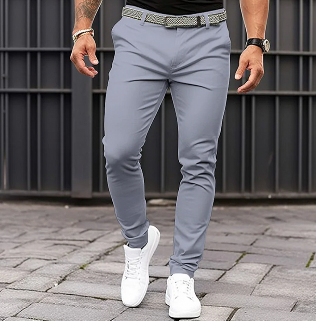 Chino uomo slim fit a vita media, disponibili in grigio e bianco, ideali per abbigliamento maschile casual chic.