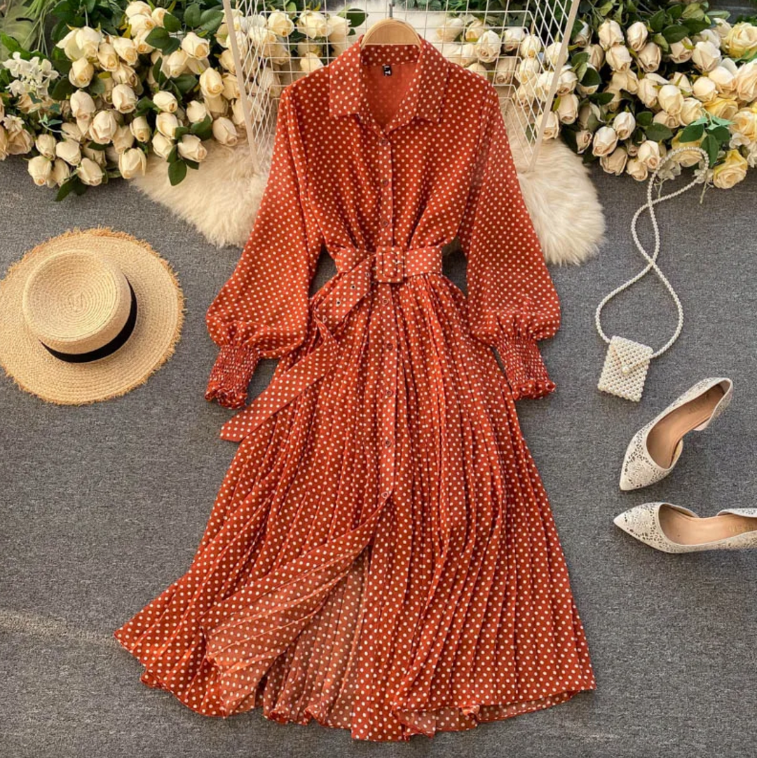 Abito donna elegante a pois, stile casual chic versatile. Perfetto per outfit lavoro o feste, un capo di moda femminile.